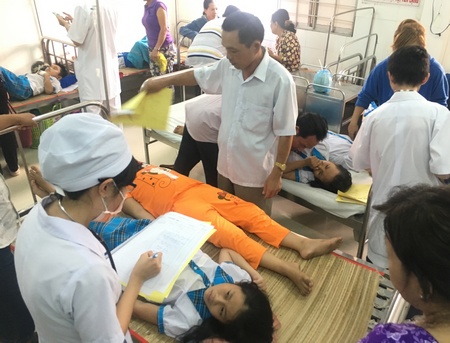  Các em được chuyển lên phòng hồi sức tích cực và chống độc.