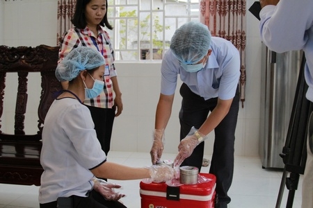 Chi cục An toàn vệ sinh thực phẩm tiến hành lấy mẫu thực phẩm.