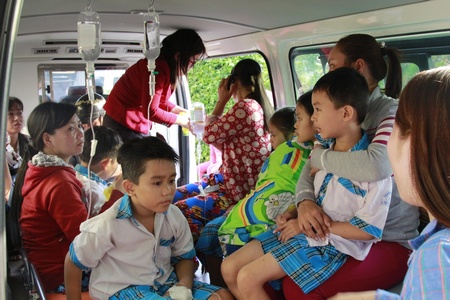 Tính đến thời điểm 17 giờ có trên 40 trẻ đã chuyển viện lên Bệnh viện Đa khoa tỉnh.