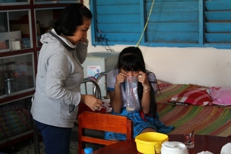 Em học sinh đang nôn ói rất nhiều lần
