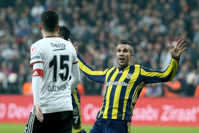 Pha ăn mừng mang tính khiêu khích của Robin van Persie