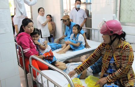 Ngay sau khi vụ việc xảy ra, các cơ quan liên quan đã kịp thời có mặt, đôn đốc xử lý và theo dõi chặt chẽ đối với các trường hợp nhập viện.