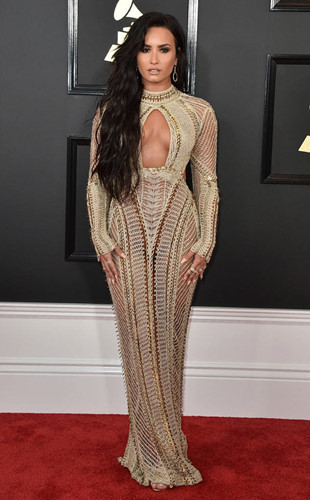 Demi Lovato diện đầm xẻ ngực của Julien Macdonald.