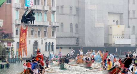 Một người dân địa phương cho biết: "Lễ hội Venice là một lễ hội hóa trang lớn nhất và là niềm tự hào của đất nước chúng tôi. Chúng tôi tự thiết kế cho mình những bộ trang phục và những chiếc mặt nạ để được khoe diễn trong suốt mùa lễ hội”.