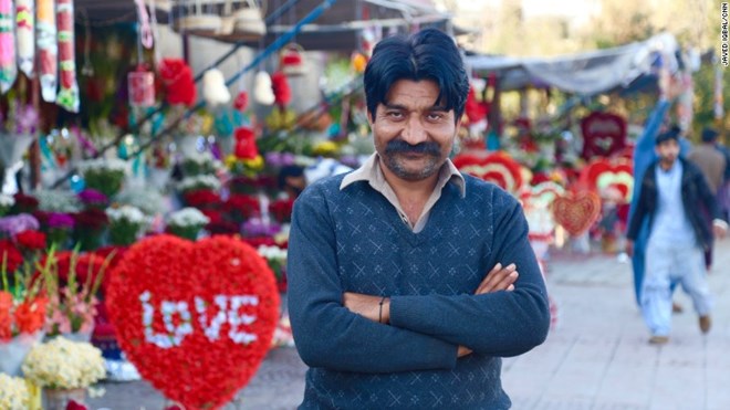 Mohammad Naveed, chủ một cửa hàng hoa ở Pakistan hồ hởi trước khi lệnh cấm được ban hành. (Nguồn: CNN)