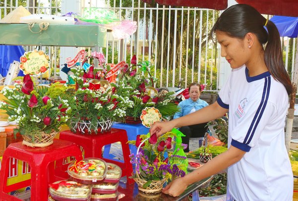 Với mẫu mã mới như chậu hoa hồng có trang trí thêm hộp socola, chị Phương Dung tự tin năm nay sẽ bán được giá. Với mỗi chậu hoa có kèm theo hộp socola có giá từ 220.000- 250.000đ.