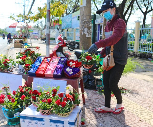 Valentine dành cho các cặp tình nhân, nhưng cũng là ngày kiếm thêm thu nhập dành cho các bạn sinh viên từ các trường đại học trong thành phố. Bạn Nguyễn Ngọc Diễm- sinh viên trường CĐ Kinh tế Tài chính chuẩn bị những lẵng hoa hồng có giá từ 15.000đ/bông đến hơn 100.000đ/bó. Ngoài các mặt hàng hoa tươi còn có mặt hàng hoa sáp thơm + gấu có giá từ 120.000đ/hộp trở lên chuẩn bị phục vụ khách hàng.