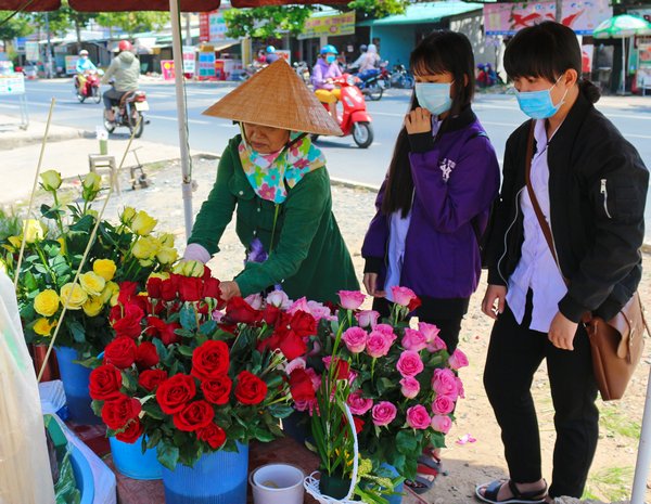  Mỗi năm vào dịp lễ tình nhân, cô Út dọn hàng hoa ra bán, theo cô “nếu trúng một đợt vậy cô có thể lời được gần chục triệu đồng”.