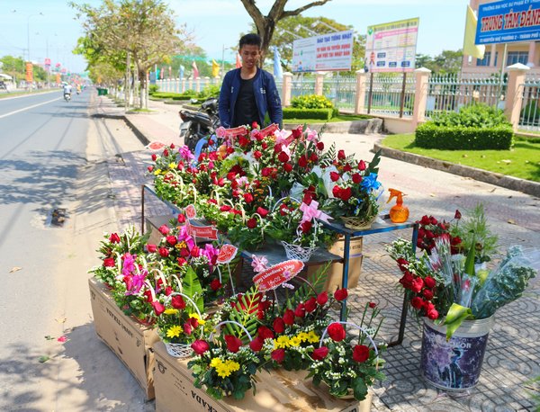 Bạn Lê Đạo Dương- sinh viên năm 2 Đại học Xây dựng miền Tây cũng tận dụng dịp lễ kiếm thêm thu nhập trang trải sinh hoạt hằng ngày.