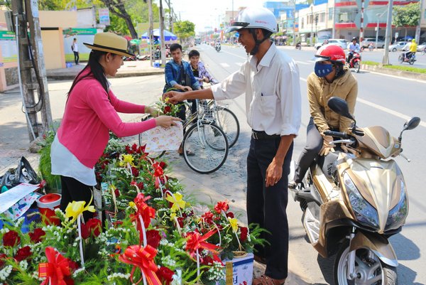 Từ sáng đã có khá đông khách đến chọn mua hoa để tặng “một nửa yêu thương” của mình.