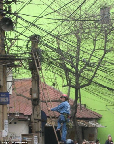 Các loại dây cáp chằng chịt chắc chắn là cơn ác mộng với công nhân này.