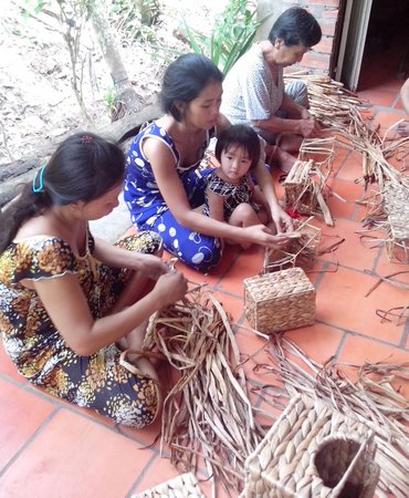 Nghề đan lục bình đã giúp cho nhiều chị em phụ nữ nông thôn thoát nghèo, ổn định cuộc sống.