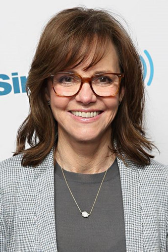 Sally Field nổi tiếng với các vai diễn trong các phim như "Gidget", "The Flying Nun", "Mrs. Doubtfire", "Forrest Gump" và "Brothers and Sisters" cùng nhiều phim khác. Bà đã đoạt 2 giải Oscar cho vai diễn trong phim "Norma Rae" và "Places in the Heart" cùng nhiều giải thưởng điện ảnh danh giá khác.