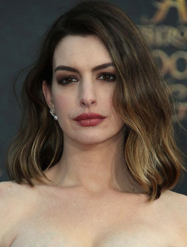 Những năm 90, Anne Hathaway là diễn viên tuổi teen được yêu mến qua bộ phim "The Princess Diaries", sau đó gây dấu ấn với "The Devil Wears Prada". Anne Hathaway cũng giành 1 giải Oscar trong sự nghiệp của mình với vai diễn trong "Les Miserables". Gần đây cô đóng vai Miêu nữ nổi tiếng trong bom tấn "The Dark knight Rises" của đạo diễn Christopher Nolan.