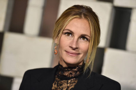 Julia Roberts trở thành ngôi sao Hollywood sau khi xuất hiện trong bộ phim hài lãng mạn "Pretty Woman" (1990). Cô từng giành 3 giải Quả cầu vàng (trong 8 đề cử) và giành một giải Oscar cho diễn xuất trong "Erin Brockovich" (2000). Hiện tại, nữ diễn viên cũng lui về hậu trường để đảm nhận vai trò nhà sản xuất phim.