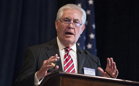 Chính sách của Mỹ với Iran sẽ sáng tỏ hơn khi Ngoại trưởng Tillerson gặp Ngoại trưởng Iran Javad Zarif. Ảnh: AP.