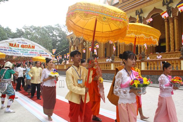 Nghi thức đón tiếp, hướng dẫn đại biểu vào chùa được thực hiện trang trọng.