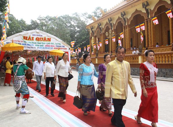  Gia đình ông Trầm Bê hiến cúng 4,3 tỷ đồng đến tham dự lễ.