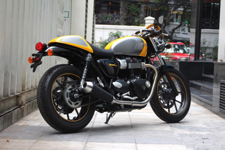 Theo showroom nhập khẩu xe Đức Quảng Ngãi tại Hà Nội, giá bán của Street Twin sau khi cộng tất cả các chi phí tại Việt Nam là khoảng hơn 450 triệu đồng.