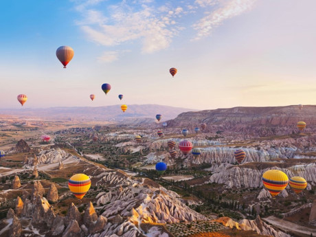 Cappadocia, Thổ Nhĩ Kì: Cappadocia tại Thổ Nhĩ Kì nơi những ngôi nhà được xây dựng trong những hang động bằng đá mang một vẻ đẹp độc đáo tới mức khó tin. Sẽ chẳng còn điều gì tuyệt vời hơn được ngắm nhìn khung cảnh tuyệt vời của thung lũng này khi ngồi trên những chiếc khinh khí cầu rực rỡ đầy màu sắc.