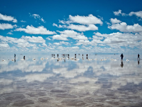 Salar de Uyuni, Daniel Campos, Bolivia: Bề mặt trong suốt của mỏ muối rộng nhất trên thế giới này giống như một thứ gì đó bước ra từ trí tưởng tượng của Salvador Dali - Danh họa nổi tiếng với phong cách siêu thực. Bạn sẽ không thể tin rằng có một nơi như vậy thực sự tồn tại trên trái đất cho tới khi đặt chân tới đây.