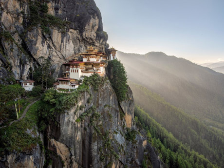 Paro Taktsang, Bhutan: Tu viện Taktsang nơi được mệnh danh là “Hang hổ” nằm trên độ cao hơn 10.000 m so với mặt đất. Nếu như những ngôi đền được sắp xếp với vị trí khá phức tạp vẫn chưa đủ khiến bạn ngạc nhiên thì chắc chắn khung cảnh thung lũng Paro khi được nhìn từ trên cao sẽ làm được điều đó.