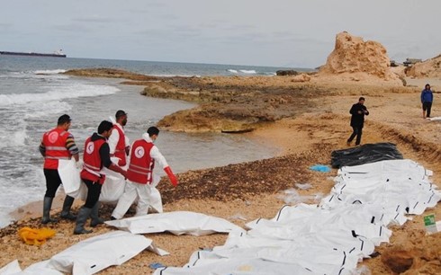 Thi thể của những người di cư trôi dạt trên biển. (Ảnh: AFP)