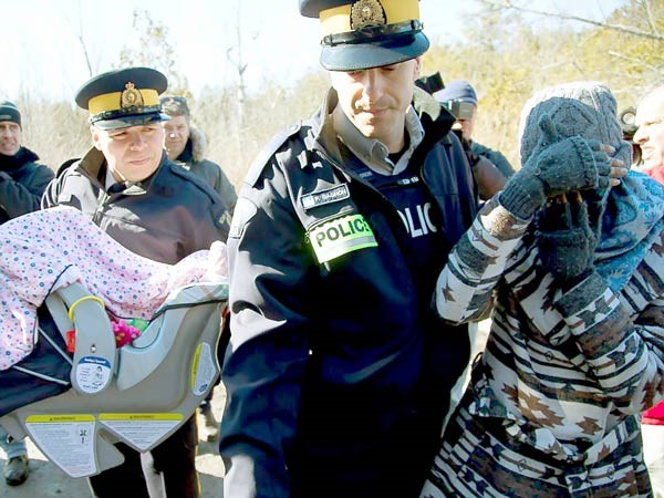 Cảnh sát kỵ binh Hoàng gia Canada bắt một bà mẹ mang theo con tìm cách vượt biên giới Mỹ- Canada