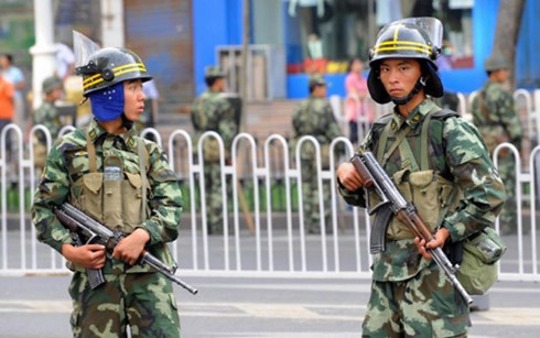 Cảnh sát Trung Quốc làm nhiệm vụ tại Tân Cương. (Ảnh: Getty)