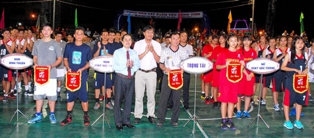 Ông Ngô Hùng Phó- Chủ tịch UBND tỉnh (đeo cà vạt) trao cờ lưu niệm cho các đội tham dự giải.