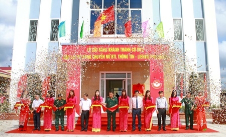 Đại biểu cắt băng khai mạc cơ sở 2 CLB bóng chuyền nữ Bộ tư lệnh TTLL LienVietPostBank tại Cần Thơ.
