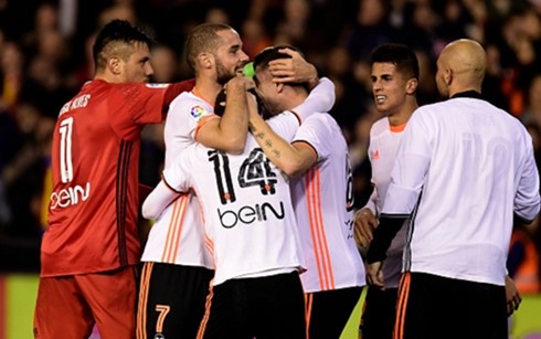 Valencia dẫn trước Real 2-0 chỉ sau 9 phút bóng lăn (Ảnh: Getty).