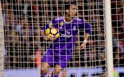 Ronaldo ghi bàn nhưng Real vẫn thất bại trước Valencia (Ảnh: Getty).