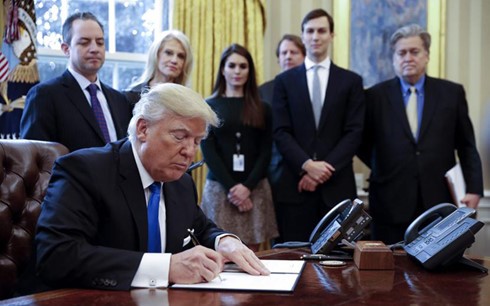 Ngày 21/2, chính quyền Tổng thống Mỹ Donald Trump ban hành 2 bản ghi nhớ về việc tăng cường truy quét người nhập cư trái phép. Ảnh: MSNBC.