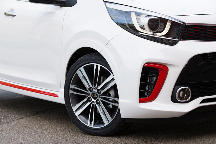 Kia sẽ bán Picanto thế hệ mới với 3 phiên bản động cơ xăng khác nhau. Trong đó phiên bản thấp nhất được trang bị động cơ 1.0l 4 xi-lanh nạp khí tự nhiên 67 PS/96 Nm; tiếp theo là bản 1.25l với công suất 84 PS/122 Nm