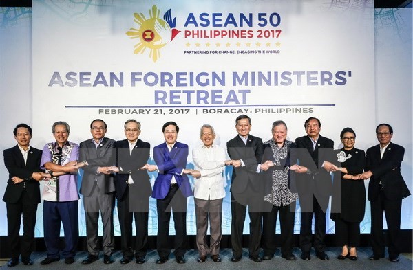 Các Ngoại trưởng ASEAN tại Hội nghị hẹp các Bộ trưởng Ngoại giao ASEAN ở Boracay ngày 21/2. (Nguồn: EPA/TTXVN)