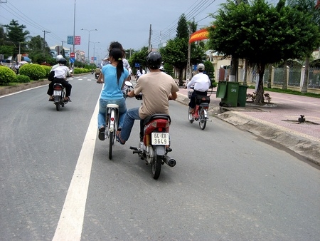 Nhiều người vẫn thờ ơ với nguy hiểm, tai nạn khi tham gia giao thông.  (Ảnh: MINH TRUNG)