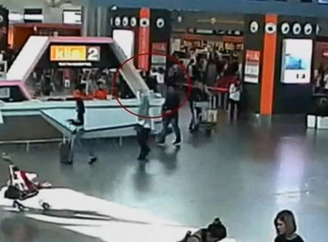 Khoảnh khắc ông Kim Jong-nam bị hai nữ nghi phạm sát hại. (Nguồn: abc7chicago)