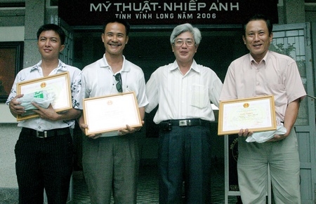 Họa sĩ Trần Minh Thái (đeo kính) khi còn là Chủ tịch Hội Văn học- Nghệ thuật tỉnh Vĩnh Long. Ảnh: DƯƠNG THU