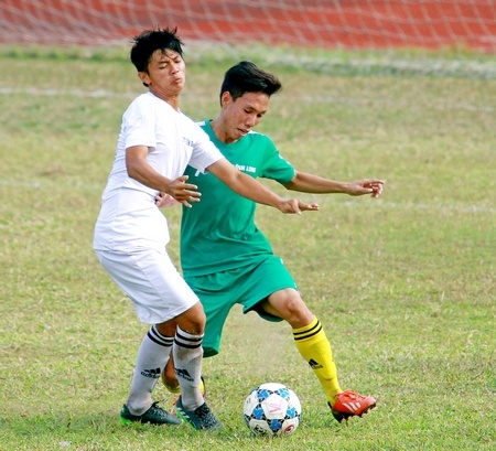Thanh Phong (7, Vĩnh Long- áo xanh) trước Bửu Thanh (14, Tiền Giang).