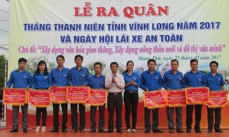 Trao cờ lưu niệm cho các đơn vị tham gia