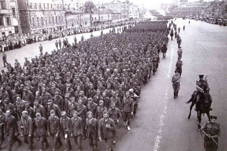 Mùa hè năm 1944, Liên Xô mở chiến dịch Bagration quy mô lớn chống lại quân Đức ở Belarus, Ba Lan và các nước Baltic, sau khi quân Đồng minh đổ bộ ở Normandy.