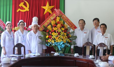 Đoàn lãnh đạo Ban Tuyên giáo Tỉnh ủy (bên phải) thăm, chúc mừng Bệnh viện Đa khoa tỉnh.