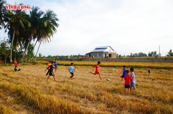  Những chân sút cừ khôi trên mặt sân rạ sẵn sàng trốn “cơm mẹ nấu” chỉ để thỏa sức với trái bóng tròn.