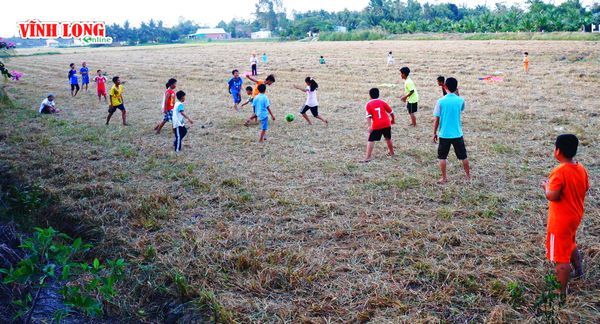  Trò chơ này thu hút hầu như tất cả các em nhỏ đủ lứa tuổi, trai, gái. Bởi, nó cực kỳ lạ ở chỗ trọng tài vô đá luôn, không phạt “me” (chạm tay), ai muốn đá bên nào thì đá.