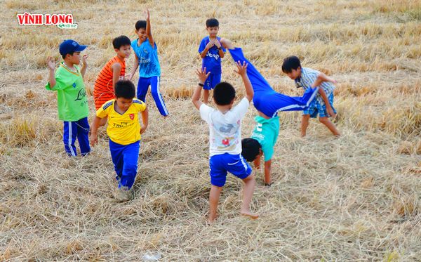 .…rồi cùng thi nhau lộn mèo hay “trồng cây chuối”. Chỉ vậy thôi cũng làm những đứa trẻ vui cười tít mắt.