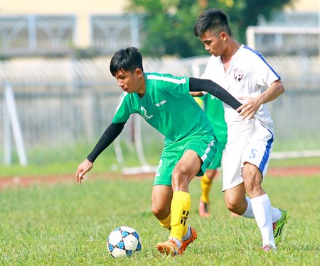 Thành Khang (12, Vĩnh Long- áo xanh) trước Trung Tín (54, An Giang).