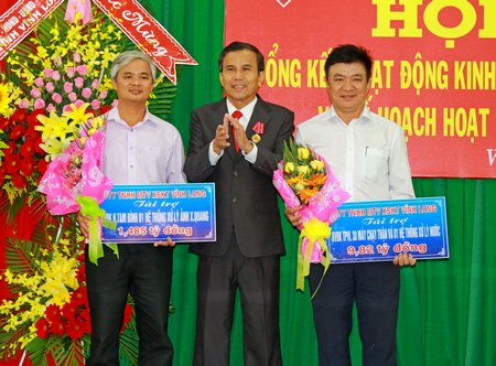  Giám đốc Công ty TNHH 1TV Xổ số kiến thiết Vĩnh Long Thiệu Ngọc Tâm trao tiền tài trợ BVĐK TP Vĩnh Long và Tam Bình. Ảnh DƯƠNG THU