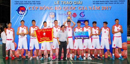  Ông Trần Văn Hùng- Phó Giám đốc Sở Văn hóa, Thể thao và Du lịch tỉnh Sóc Trăng trao cúp vô địch, cờ, tiền thưởng cho đội nam Phòng không Không quân.