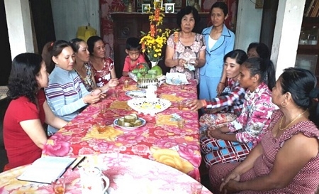 Các hội viên phụ nữ dân tộc xã Tân Mỹ tham gia góp vốn xoay vòng phát triển kinh tế.